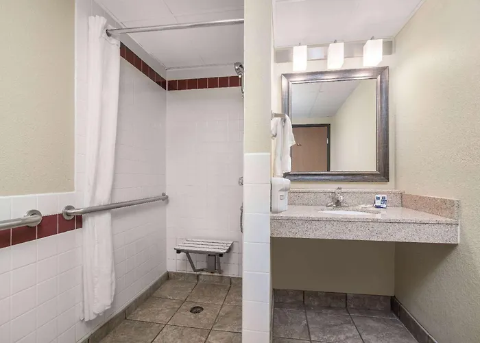 Americinn By Wyndham West Acres Hotel 3*
