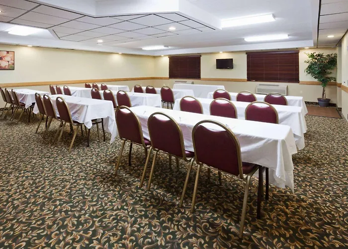 Americinn By Wyndham West Acres Hotel 3*