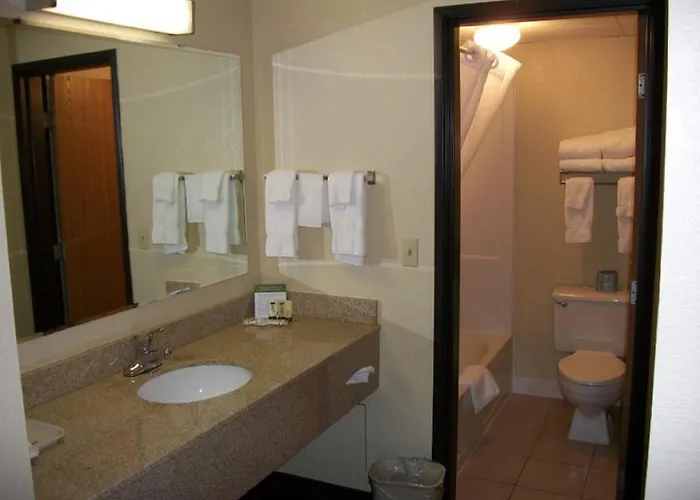 Hotel Americinn By Wyndham West Acres 3*